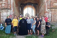 На территории возрождаемого Успенского Желтикова монастыря Тверской епархии прошел очередной субботник