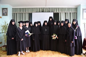 Настоятельница Свято-Никольского Черноостровского монастыря ﻿вручила дипломы молодым специалистам
