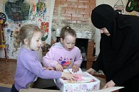 Сестры Ново-Тихвинского монастыря в Екатеринбурге приглашают присоединиться к традиционной пасхальной акции «Подарите детям праздник!»