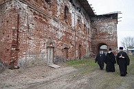 Митрополит Вадим посетил руины Белогостицкого монастыря