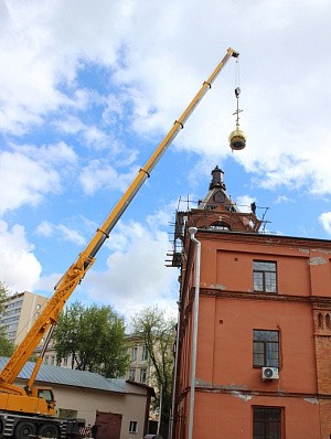 На Патриаршем подворье Кресто-Воздвиженского Иерусалимского монастыря в Москве состоялось освящение и установка накупольного креста