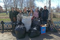 Учащиеся православной школы при Бузулукском монастыре помогли убрать мусор в Никольском сквере Бузулука