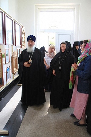Митрополит Климент посетил выставку резных икон в Никольском Черноостровском монастыре 