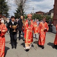 В Неделю жен-мироносиц епископ Уссурийский Иннокентий совершил Литургию и крестный ход в Марфо-Мариинском монастыре Владивостока