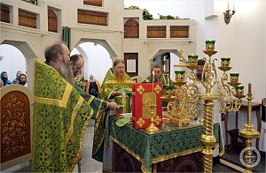 В Свято-Климентовском монастыре в Крыму состоялся престольный  праздник Троицкого храма обители