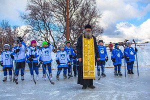 Насельник Соловецкого монастыря освятил хоккейный корт