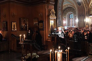 Митрополит Арсений отслужил великое повечерие с чтением канона в Покровском монастыре