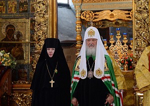 Святейший Патриарх Кирилл отслужил Литургию в Новодевичьем монастыре г. Москвы и вручил орден его настоятельнице