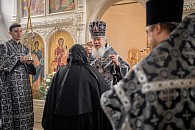 Глава Воронежской митрополии возложил на настоятельницу Костомаровского монастыря наперсный крест с украшениями 
