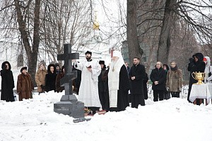 Митрополит Ювеналий освятил восстановленное надгробие на могиле супруги свщмч. Сергия Лебедева в Новодевичьем монастыре г. Москвы