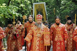 Архиепископ Арсений в Святогорской лавре молитвенно почтил  70-летие Великой Победы и возглавил крестный ход