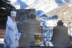 Архиепископ Владикавказский Герасим совершил Литургию в Аланском мужском монастыре и освятил колокола для обители