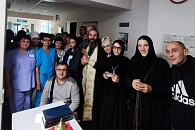 Настоятельница Зосимовой пустыни и помощники обители посетили больницу в Белгородской области и передали гуманитарную помощь для военных