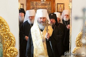 Местоблюститель Киевской митрополичьей кафедры просит Порошенко предотвратить захваты храмов и монастырей