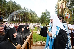 Патриарх Кирилл посетил Владимирский монастырь Смоленской митрополии  и отслужил молебен на месте бывшей Борисоглебской обители
