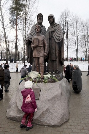 Клирик Покровского Хотькова монастыря освятил памятник