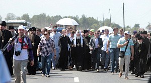 Святейший Патриарх Кирилл возглавил многотысячный крестный ход из г. Хотькова в Сергиев Посад