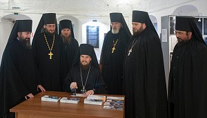 Наместник Высоко-Петровского монастыря произвел гашение  почтовых конвертов с маркой по случаю 700-летия обители