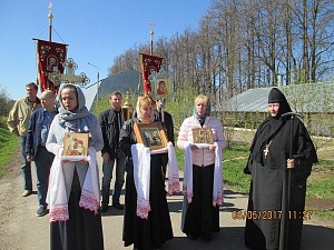В Аносиной обители отслужили молебен с водосвятием о благословении сеяния и освятили монастырские угодья