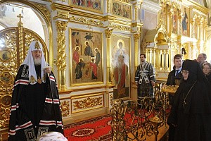 В четверг первой седмицы Великого поста Святейший Патриарх Кирилл молился за уставным богослужением в Зосимовой пустыни