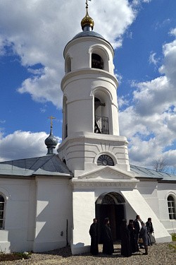 Храм Живоначальной Троицы с. Чернецы, подворья Николо-Шартомского мужского монастыря