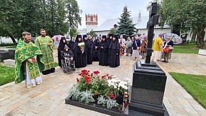 В день памяти преподобного Серафима Саровского у могилы первой настоятельницы Новодевичьей обители после ее открытия игумении Серафимы (Черной) была отслужена лития