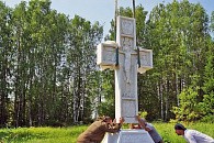 Меценат из Санкт-Петербурга подарил Веркольскому монастырю трехметровый мраморный крест