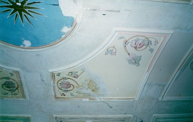 Укреплённый и восстановленный фрагмент живописи свода притвора (лоджии) под хорами. Июнь 2003. Фото Л.Шитовой