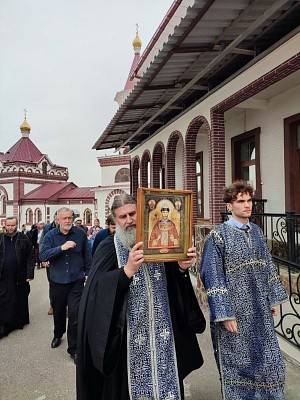 Крестный ход с принесенным в обитель чудотворным мироточивым образом Царя-мученика Николая II