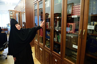 В монастырской библиотеке