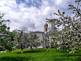 Храмы обители, усыпальница и монастырский сад. Богородице-Рождественский монастырь