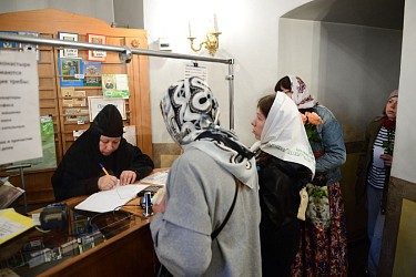 Послушание за свечным ящиком